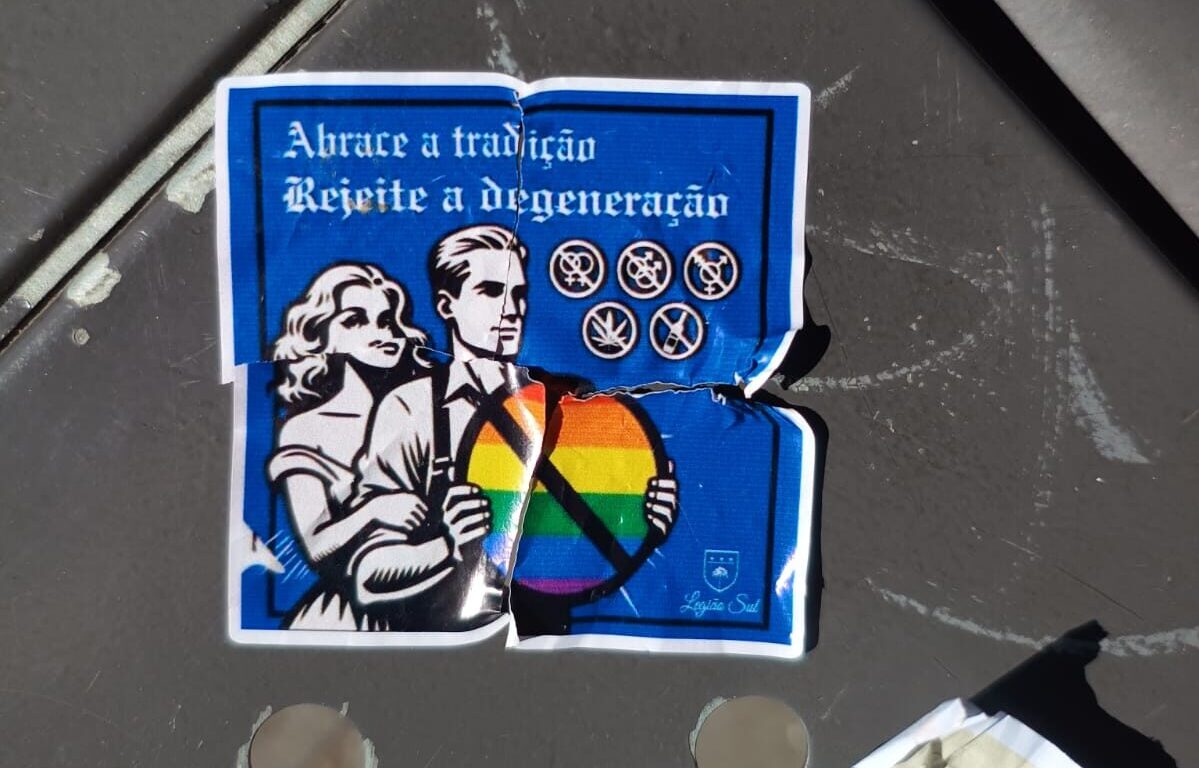 Panfletos surgem em Blumenau e ONG cita LGBTfobia e apologia ao nazismo