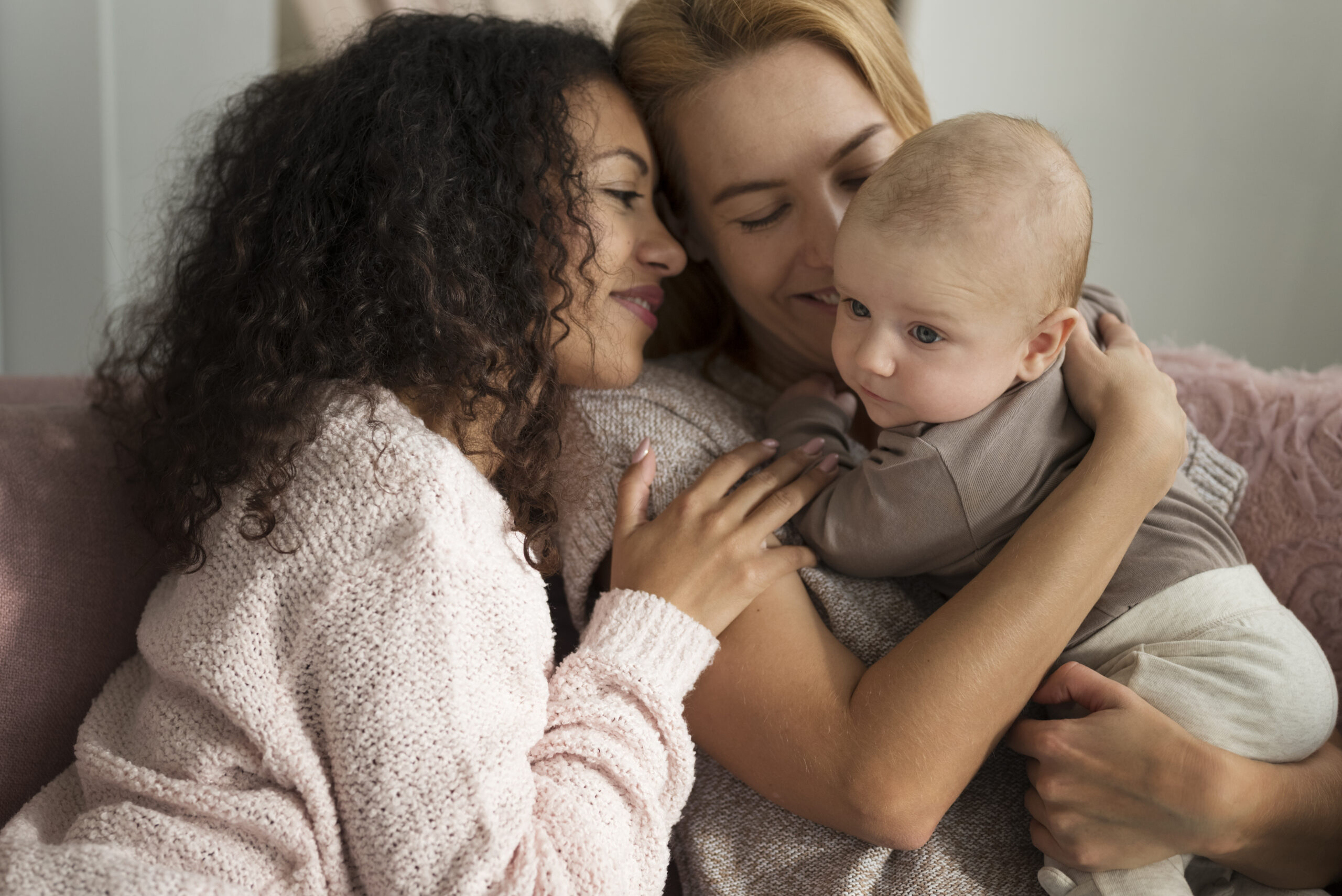 Mais de 50% dos brasileiros apoiam a adoção por casais homoafetivos