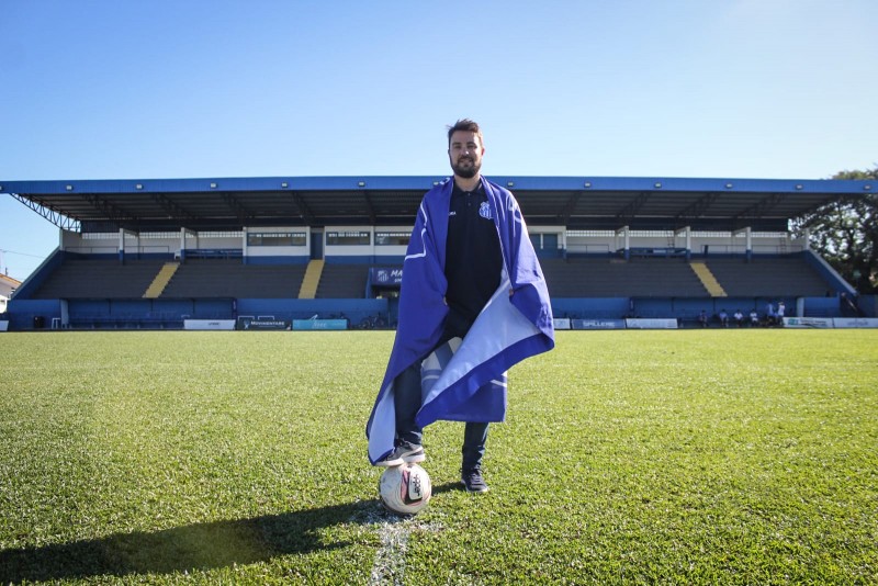 'Marcou minha vida': 1º presidente LGBT de time de futebol comemora acesso à Série A em SC