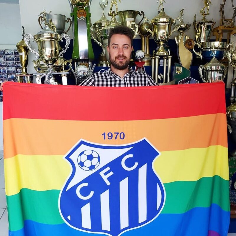 'Marcou minha vida': 1º presidente LGBT de time de futebol comemora acesso à Série A em SC