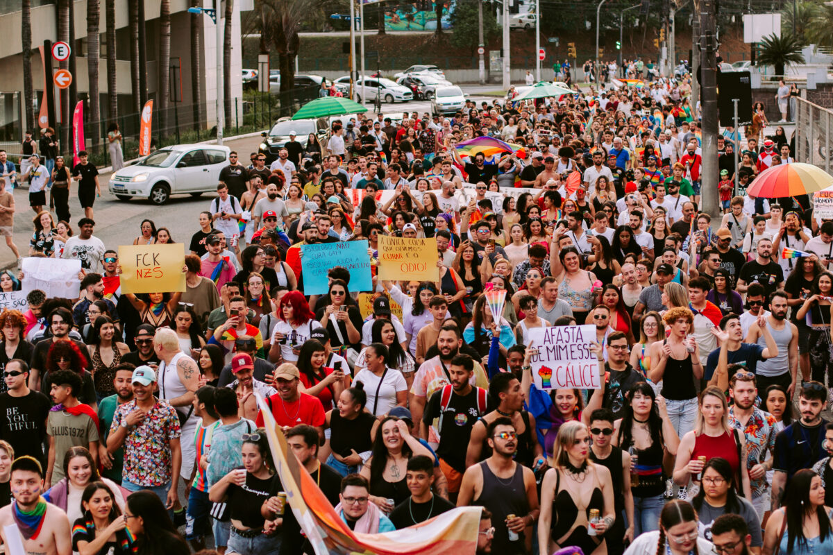 Parada LGBT reúne mais de 2 mil pessoas em Blumenau