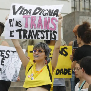 Influenciadora trans denuncia ataques transfóbicos em cidade do Sul de SC