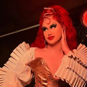 10 anos de Suzaninha: exposição em Florianópolis celebra carreira da drag