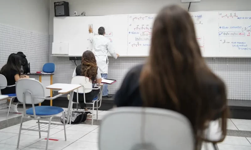 Colégio de Florianópolis é condenado após demitir professor vítima de homofobia