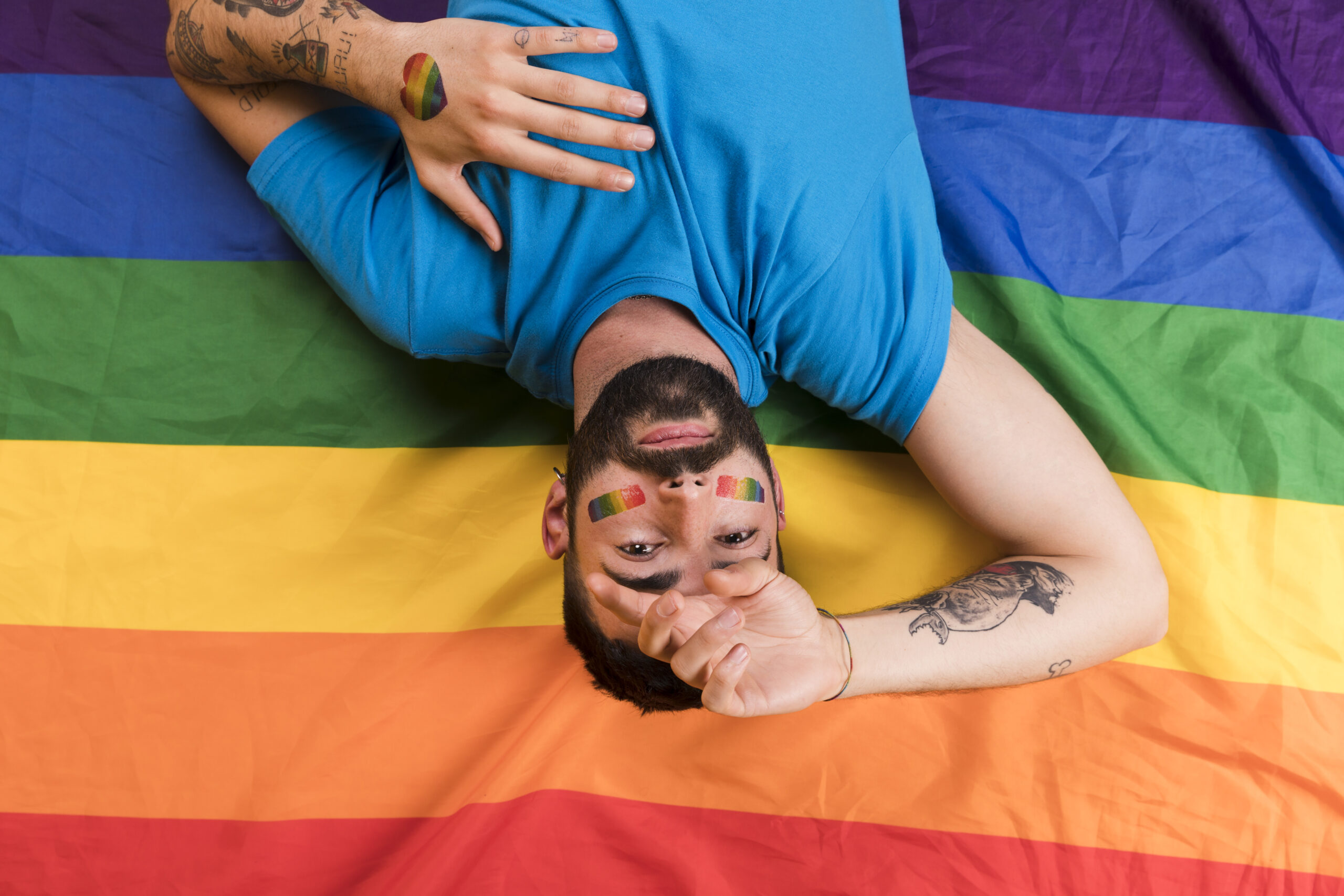 O estudo também aponta que o Brasil possui a segunda maior população de pessoas LGBT+ em termos absolutos, atrás apenas dos Estados Unidos