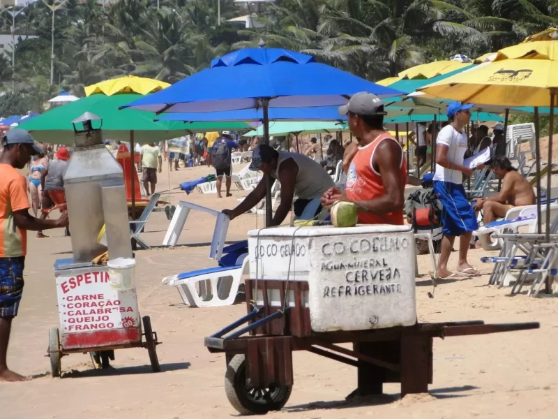 Florianópolis inicia renovação de alvarás para ambulantes nas praias