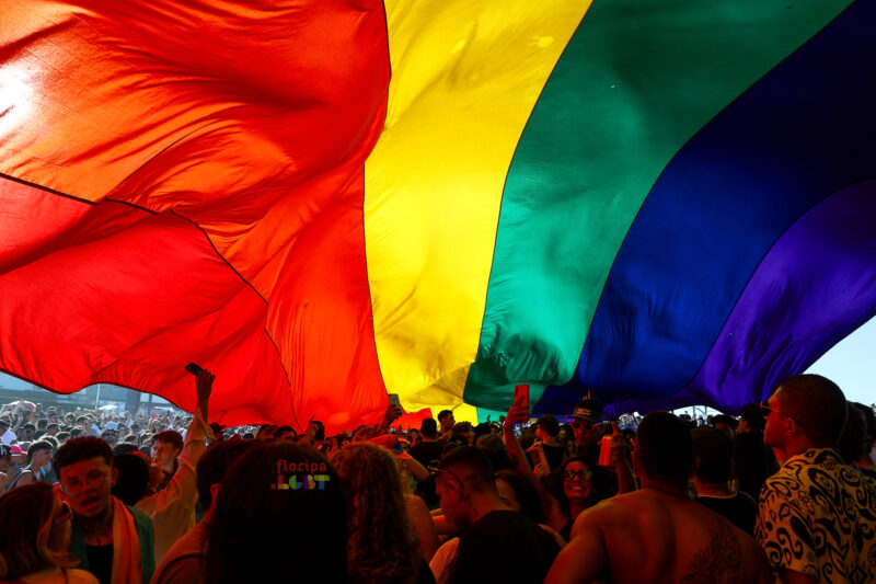 Noivado surpresa de casal LGBT emociona a Parada de Floripa 2024