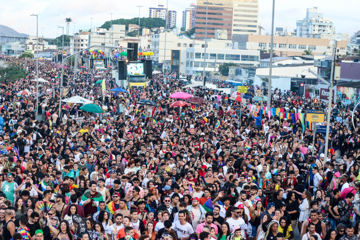 Parada LGBTI+ 2023 reuniu mais de 100mil pessoas na Beira-Mar Continental de Florianópolis