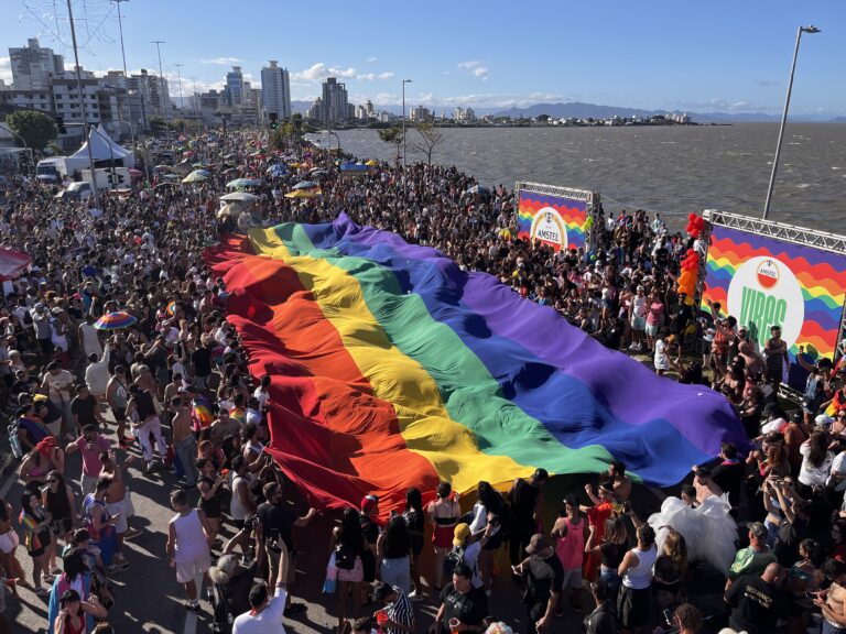 Parada de Floripa reuniu 80 mil pessoas em 2024, com valorização da arte LGBTI+ catarinense - Foto: Lêo Russo/Divulgação/Floripa.LGBT