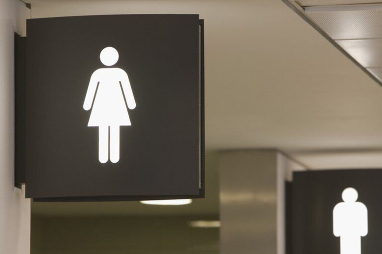 Mulher trans é impedida de usar banheiro feminino em academia de Criciúma