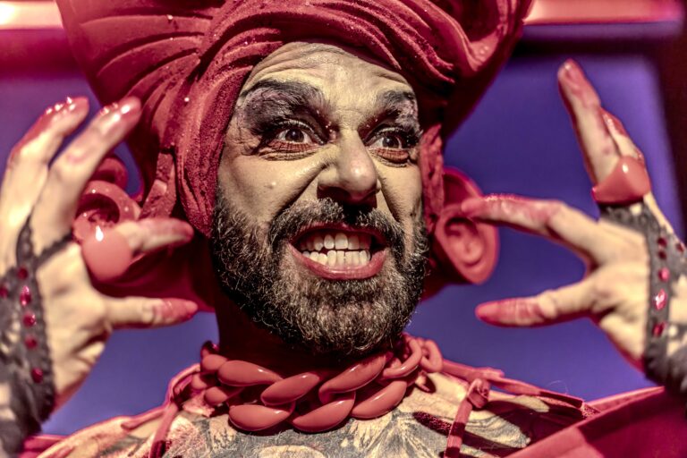 Em novembro de 2019, Vasilescu havia finalmente montado e estreado um cabaré para drag Zuleika em terras paulistanas, mas com a pandemia, a volta da drag demônia teve que ser adiada