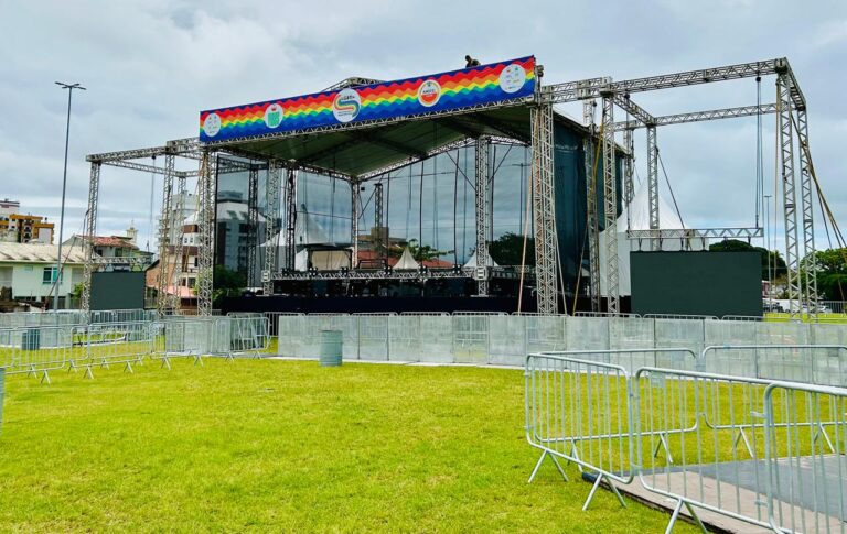 previsão do tempo indica sol entre nuvens no dia da Parada de Floripa 2024