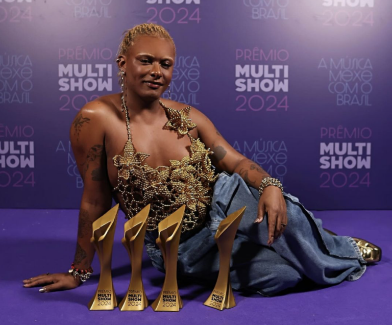 Cantora Liniker vence o Prêmio Multishow e leva 4 troféus