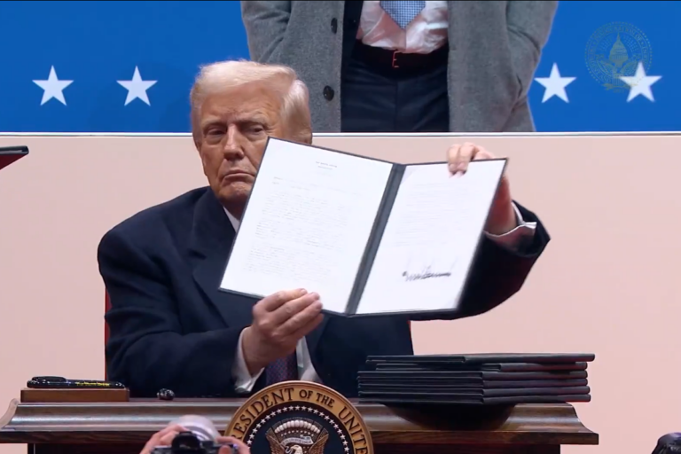 Trump afirma reconhecimento de apenas dois gêneros em discurso de posse