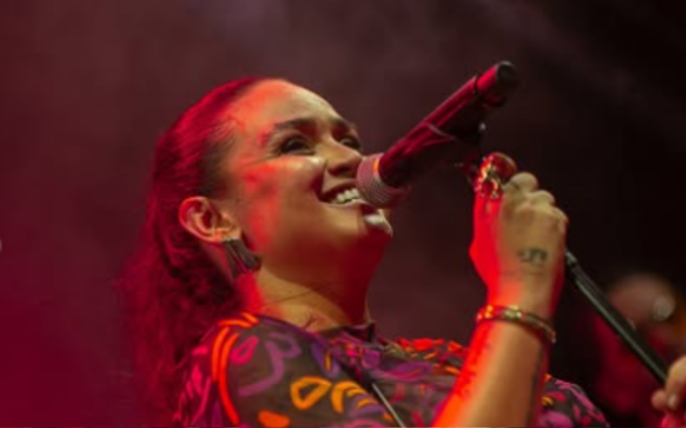 Luiza Martins é a atração nacional do Pop Gay 2025 - Imagem: Reprodução/ Floripa.LGBT