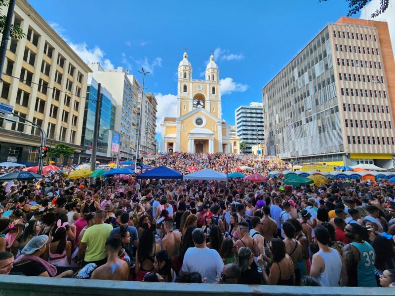 Bloco Dando em Cima terá esquenta com open bar; Ganhe desconto exclusivo com o Floripa.LGBT