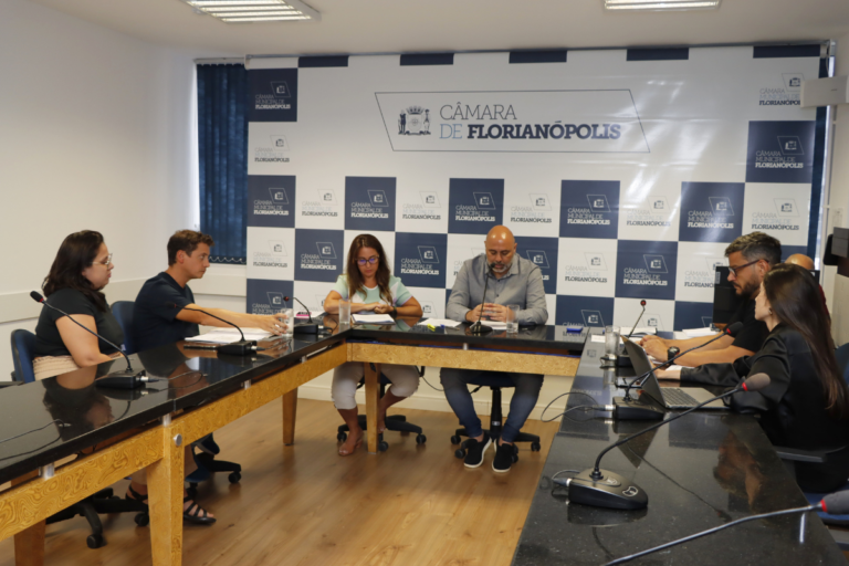 Câmara Municipal é local de visita de lideranças para discussões sobre projetos LGBTfóbicos – Foto: Câmara Municipal/Divulgação/Floripa.LGBT