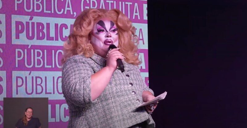 Drag queen Suzaninha apresentou o evento de Boas-Vindas Calourada 2025 da Udesc
