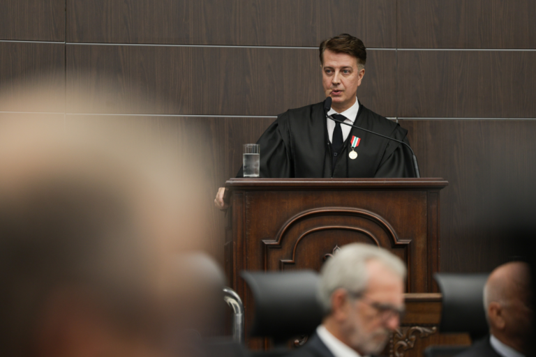 Desembargador homenageia marido e discursa sobre fascimo – Foto: Cristiano Estrela/NCI TJSC/Divulgação/Floripa.LGBT