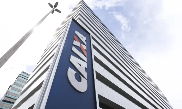 Justiça condena Caixa a pagar R$ 10 mil para homem trans por manter 'nome morto'