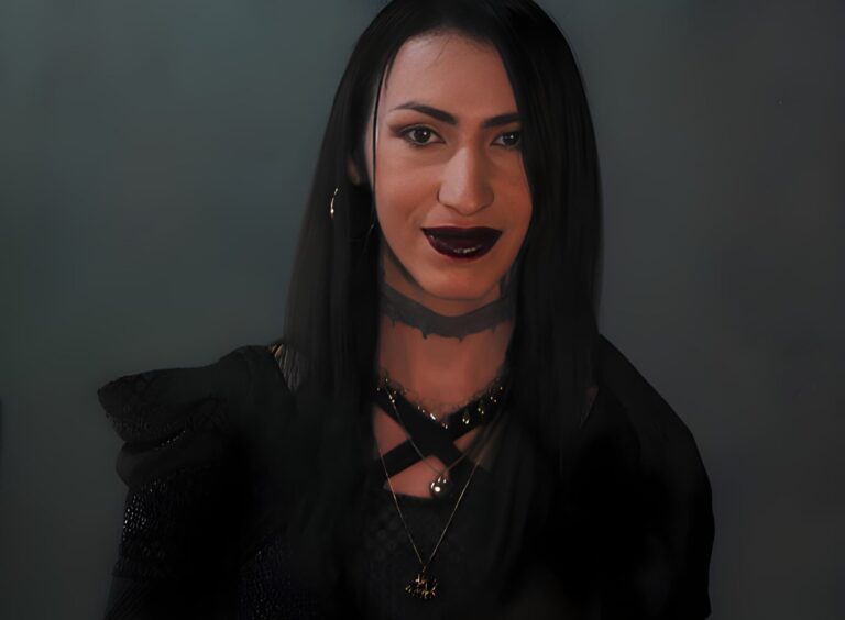 Toda de preto, Scarlett Oliveira simboliza o luto por mulheres profissionais do sexo, tema recorrente em sua obra – Foto: Scarlet Oliveira/Acervo Pessoal/Divulgação/Floripa.LGBT