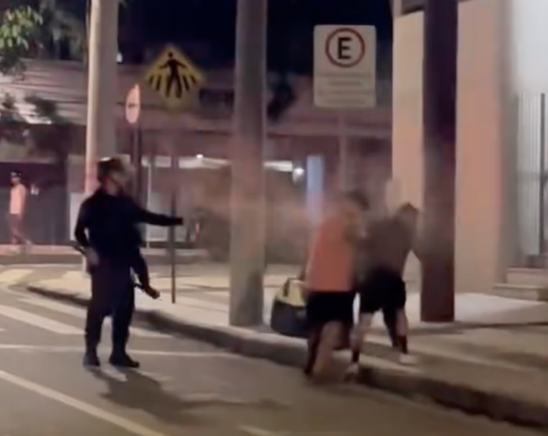 Repressão policial contra casal gay no Centro-leste durante Carnaval