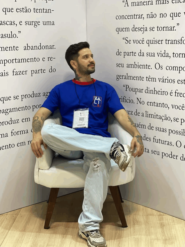 O jornalista Brendo Silva tem sofrido ataques diários pela divulgação de seu livro – Foto: Brendo Silva/Divulgação/Floripa.LGBT