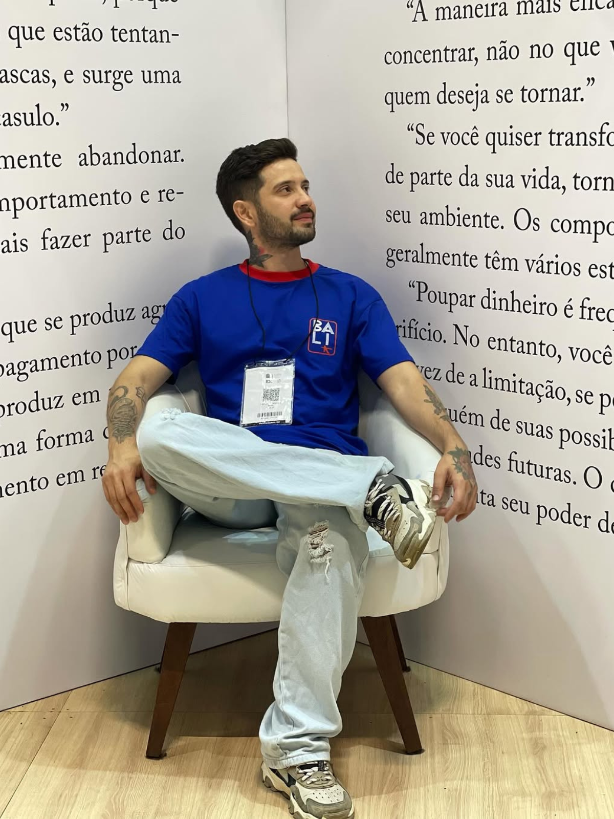 Livro sobre homossexualidade na Igreja Católica vira alvo de ataques ao autor