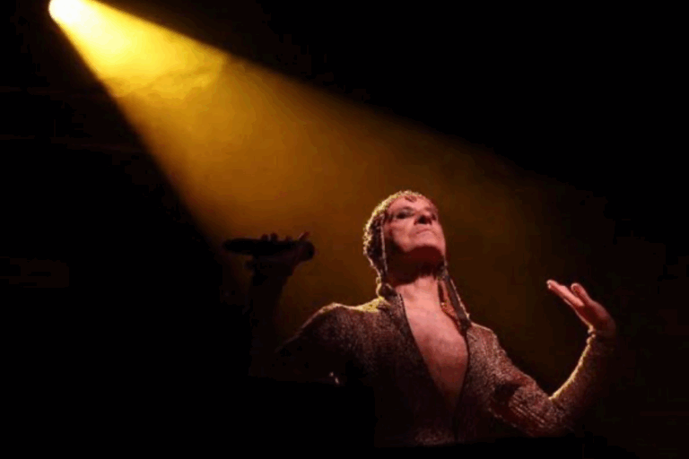 Ney Matogrosso chega na Grande Florianópolis para seu show ‘Bloco na Rua’ nesse dia 26 de abril – Foto: Leo Aversa/Divulgação/Floripa.LGBT