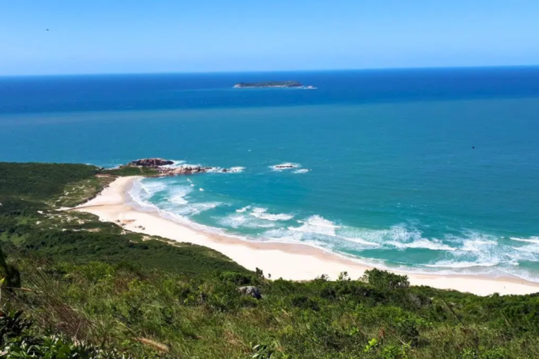 Nudismo a céu aberto na Galheta segue discussões no cenário político – Foto: Elias Pasin/ViagemSC/Divulgação/Floripa.LGBT