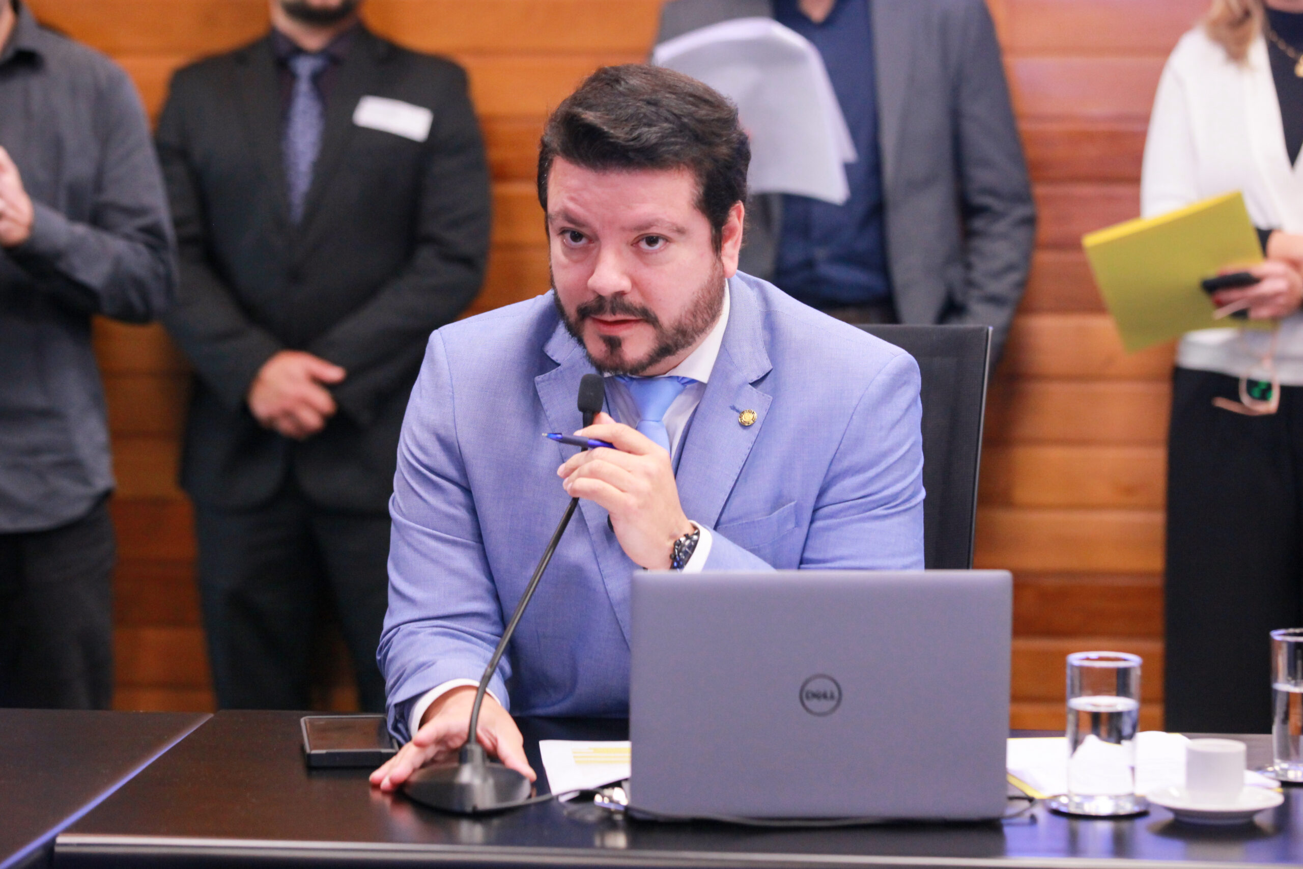 Projeto que proibia prática do 'nudismo a céu aberto' em SC é barrado na Alesc