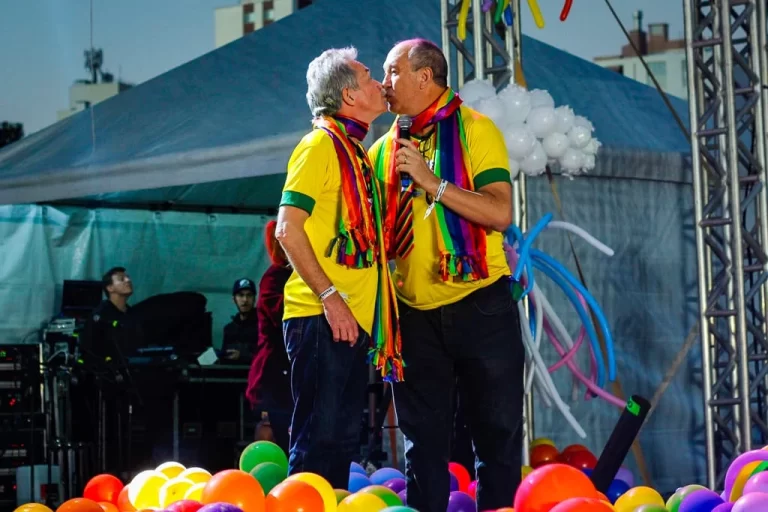Primeiro casal a oficializar união estável homoafetiva no Brasil comemora 35 anos juntos
