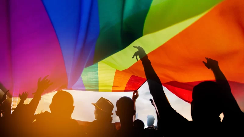 Onde encontrar hospedagem LGBT+ friendly? Conheça os 4 principais sites