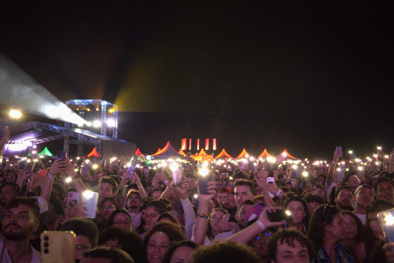 ARVO Festival traz diversidade nos shows do 1º dia e desafios para fechar a edição 2025 Foram distribuídos mais de 500 ingressos para pessoas em situação de vulnerabilidade social para o ARVO Festival deste ano – Foto: Pedro Guerrazzi/Divulgação/Floripa.LGBT