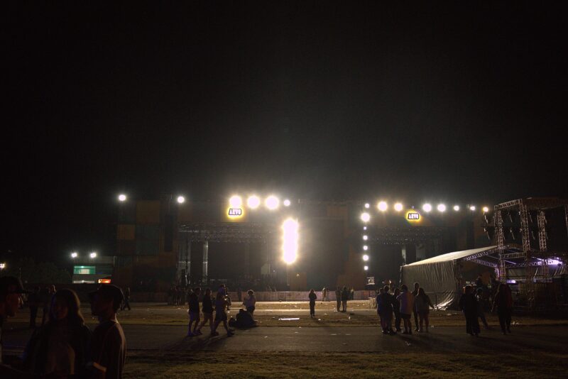 ARVO Festival traz diversidade nos shows do 1º dia e desafios para fechar a edição 2025 Além de buracos, algumas áreas eram pouco iluminadas – Foto: Pedro Guerrazzi/Divulgação/Floripa.LGBT