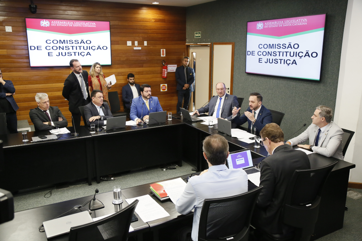 Projeto de lei que impede crianças em paradas LGBT+ avança na Alesc
