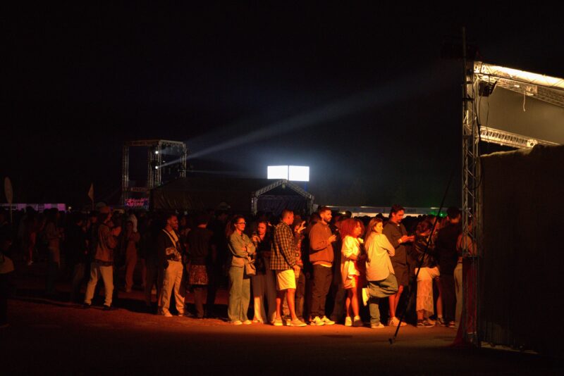 ARVO Festival traz diversidade nos shows do 1º dia e desafios para fechar a edição 2025 Foram 3 bares e praças de alimentação espalhadas por toda a área do festival –Foto: Pedro Guerrazzi/Divulgação/Floripa.LGBT