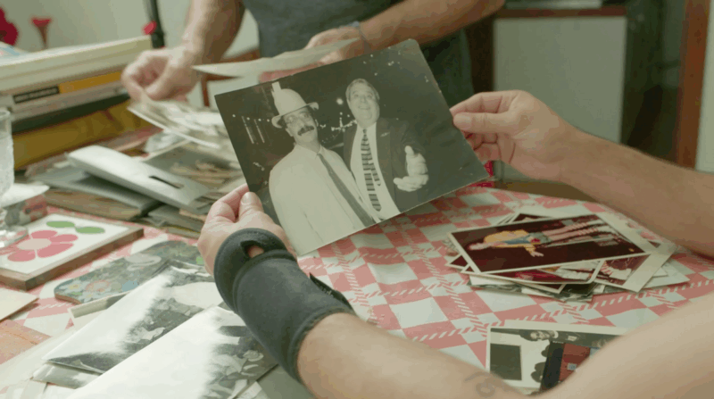 Cena retirada do documentário mostra momento de recordar lembranças – Foto: Cia La Vaca/Homens Pink/Divulgação/Floripa.LGBT