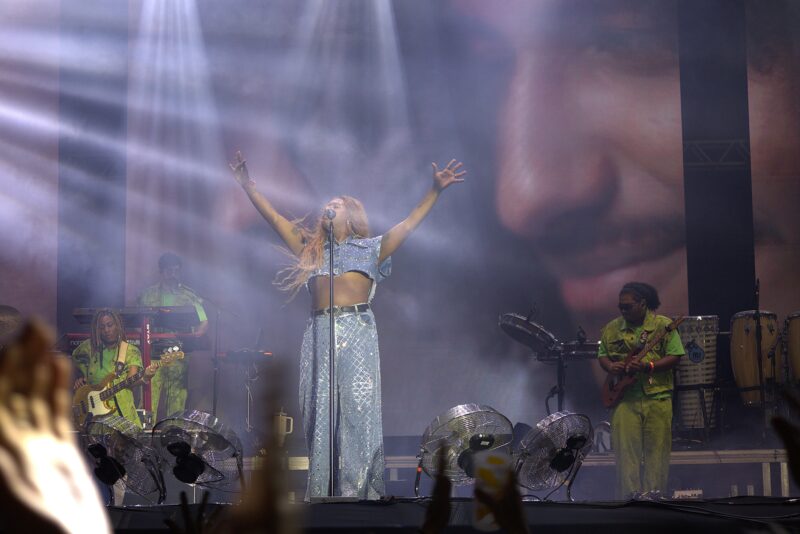 ARVO Festival traz diversidade nos shows do 1º dia e desafios para fechar a edição 2025 Com mais de 40 atrações, Liniker foi uma das mais esperadas durante o primeiro dia de festival – Foto: Pedro Guerrazzi/Divulgação/Floripa.LGBT
