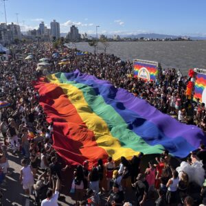 Onde encontrar hospedagem LGBT+ friendly? Conheça os 4 principais sites