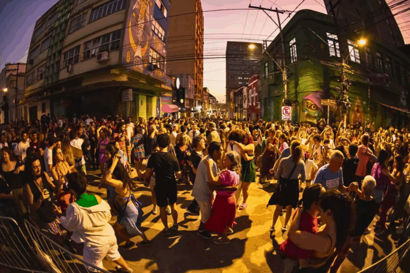 O dia é para comemorar como deve ser, com muita música, dança e felicidade - Foto: Bugio Centro/Instagram/Divulgaçã/Floripa.LGBT
