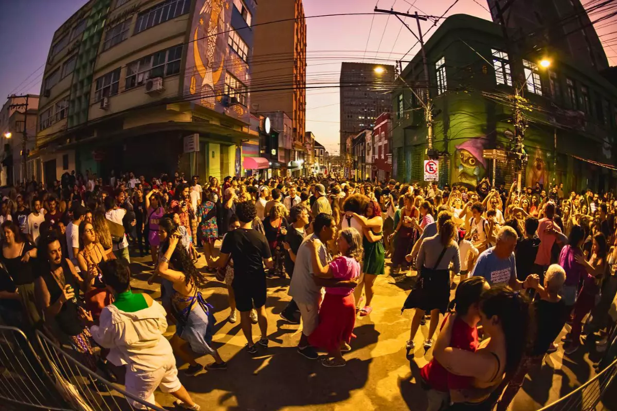 O dia é para comemorar como deve ser, com muita música, dança e felicidade - Foto: Bugio Centro/Instagram/Divulgaçã/Floripa.LGBT
