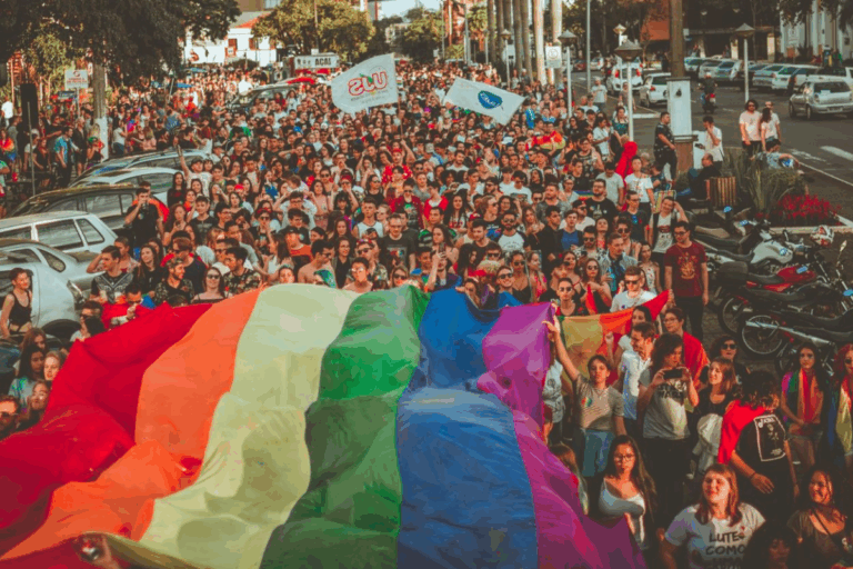 Lei que proibia a participação de crianças em paradas LGBT+ em Chapecó foi suspensa - Foto: Briann Ziarescki/UNA LGBT/Reprodução/Floripa.LGBT