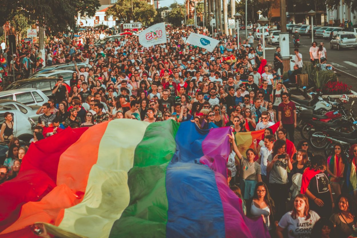 Lei que proibia a participação de crianças em paradas LGBT+ em Chapecó foi suspensa - Foto: Briann Ziarescki/UNA LGBT/Reprodução/Floripa.LGBT