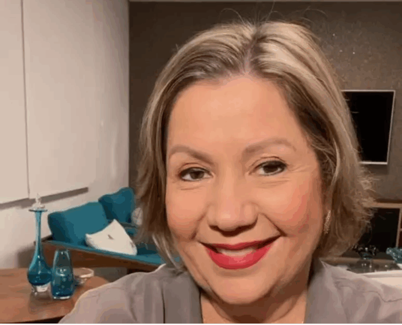 Quem é a jornalista flagrada e presa por crime de homofobia por 2 vezes em uma semana Ex jornalista da Globo, Adriana foi gravada duas vezes com falas homofóbicas - Foto: Instagram/Adriana Ramos/Reprodução/Floripa.LGBT