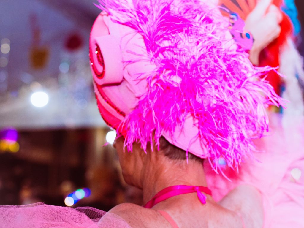 Drag queen Céia Maravilha celebra 30 anos com exposição no Museu de Itajaí