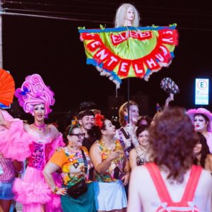 Drag queen Céia Maravilha celebra 30 anos com exposição no Museu de Itajaí