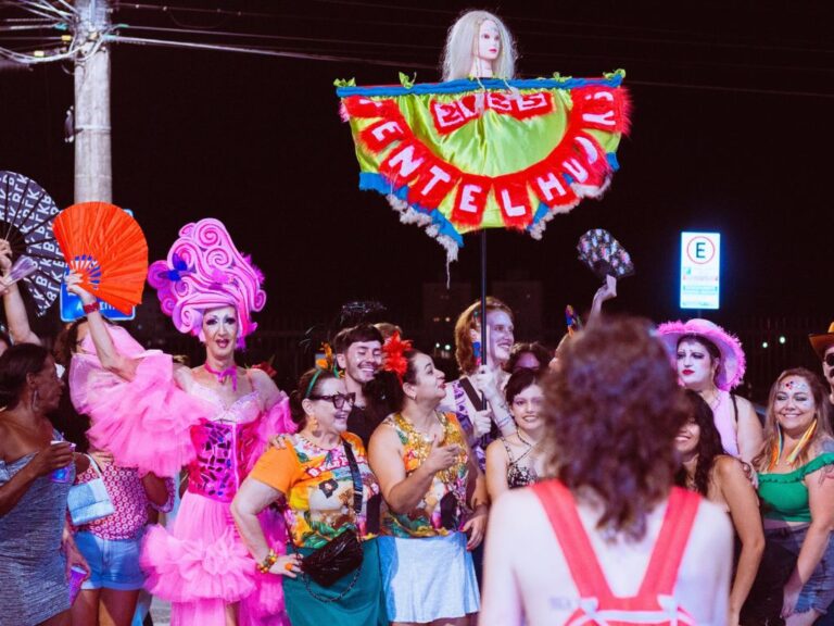Drag queen Céia Maravilha celebra 30 anos com exposição no Museu de Itajaí