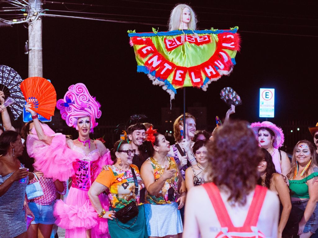 Drag queen Céia Maravilha celebra 30 anos com exposição no Museu de Itajaí