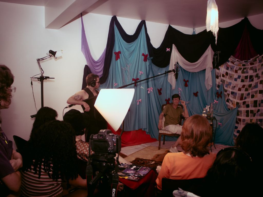 Drag queen Céia Maravilha celebra 30 anos com exposição no Museu de Itajaí